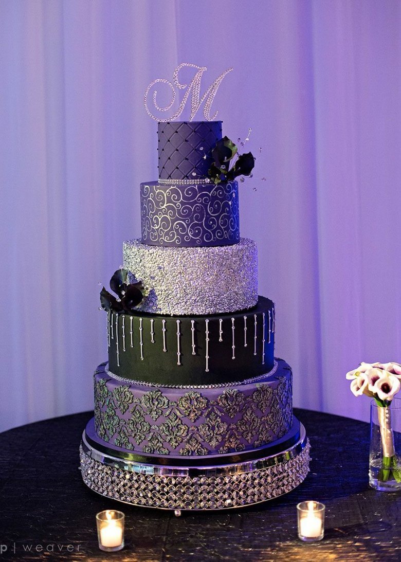 Свадебный торт в темных тонах