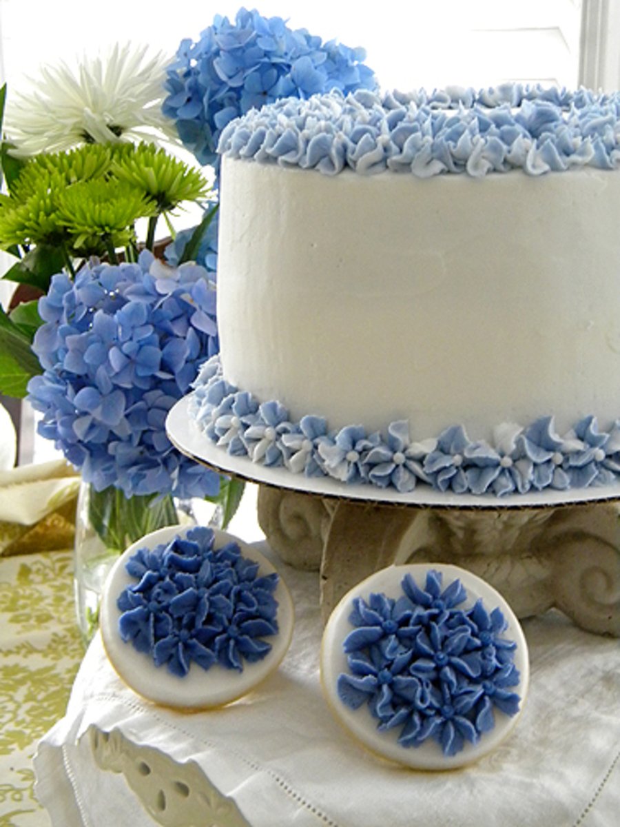 Торт с голубыми грибами