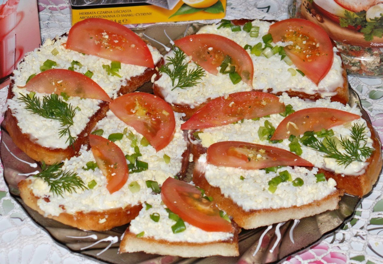 Бутерброды помидоры сыр чеснок майонез