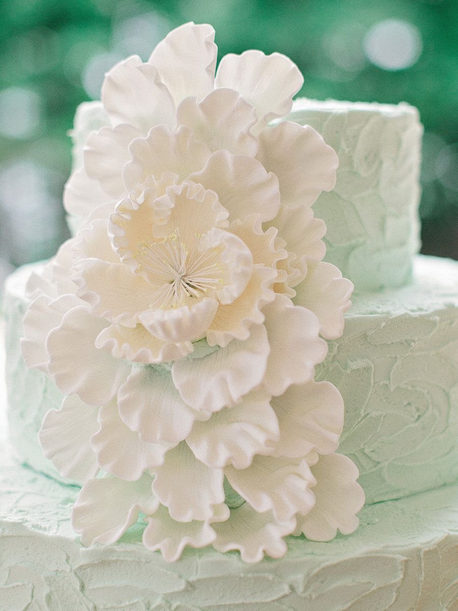 Декор свадебного торта мятно-белый