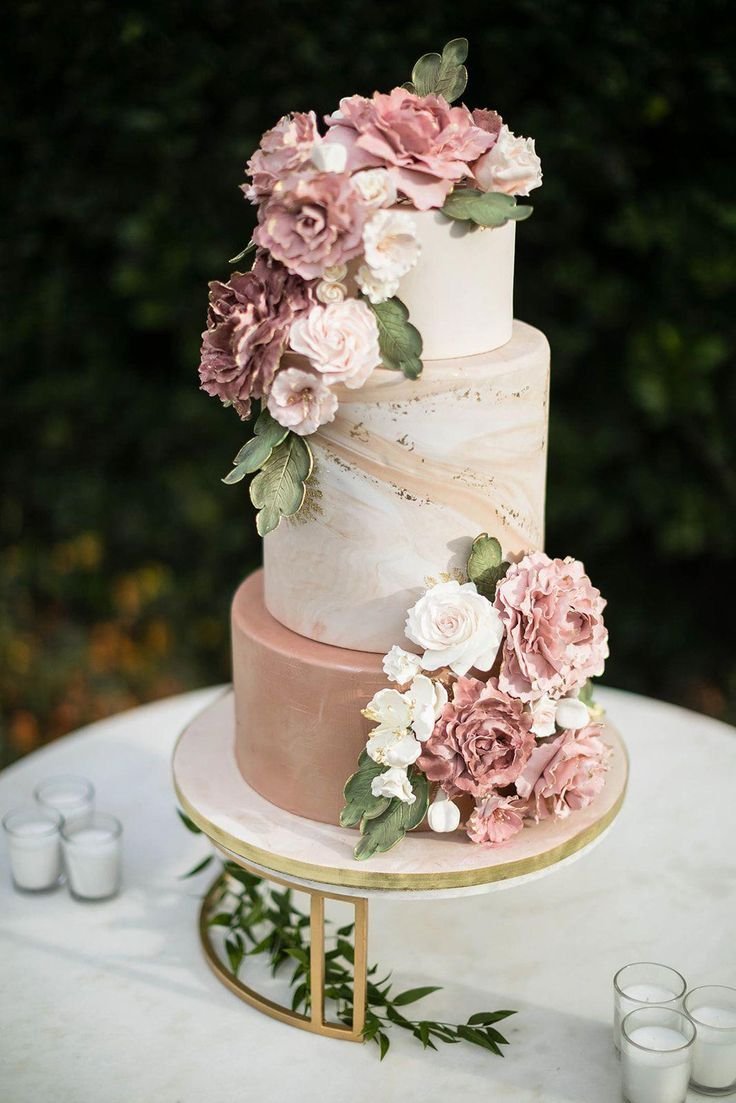 Свадебный торт в нежных тонах