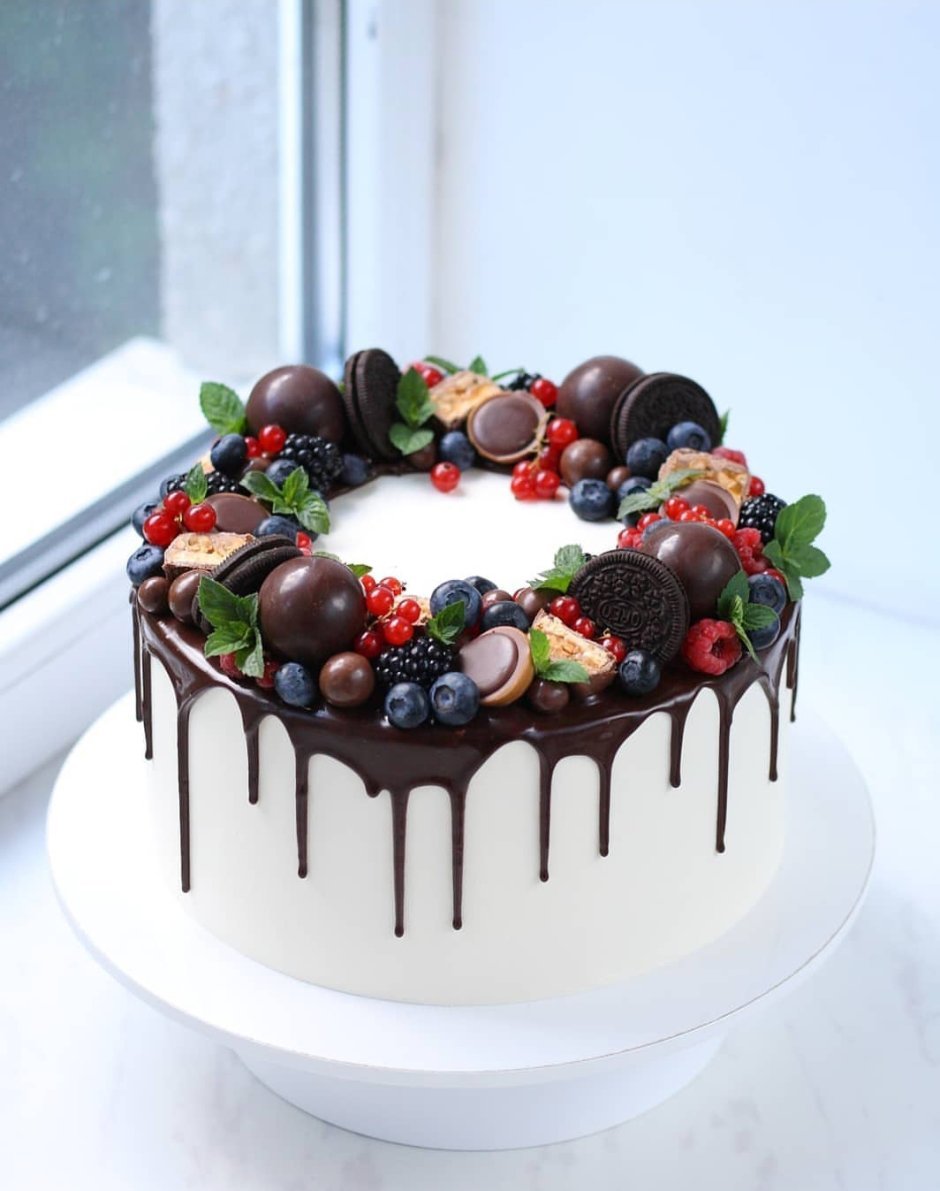 Новогодний декор шоколадного торта