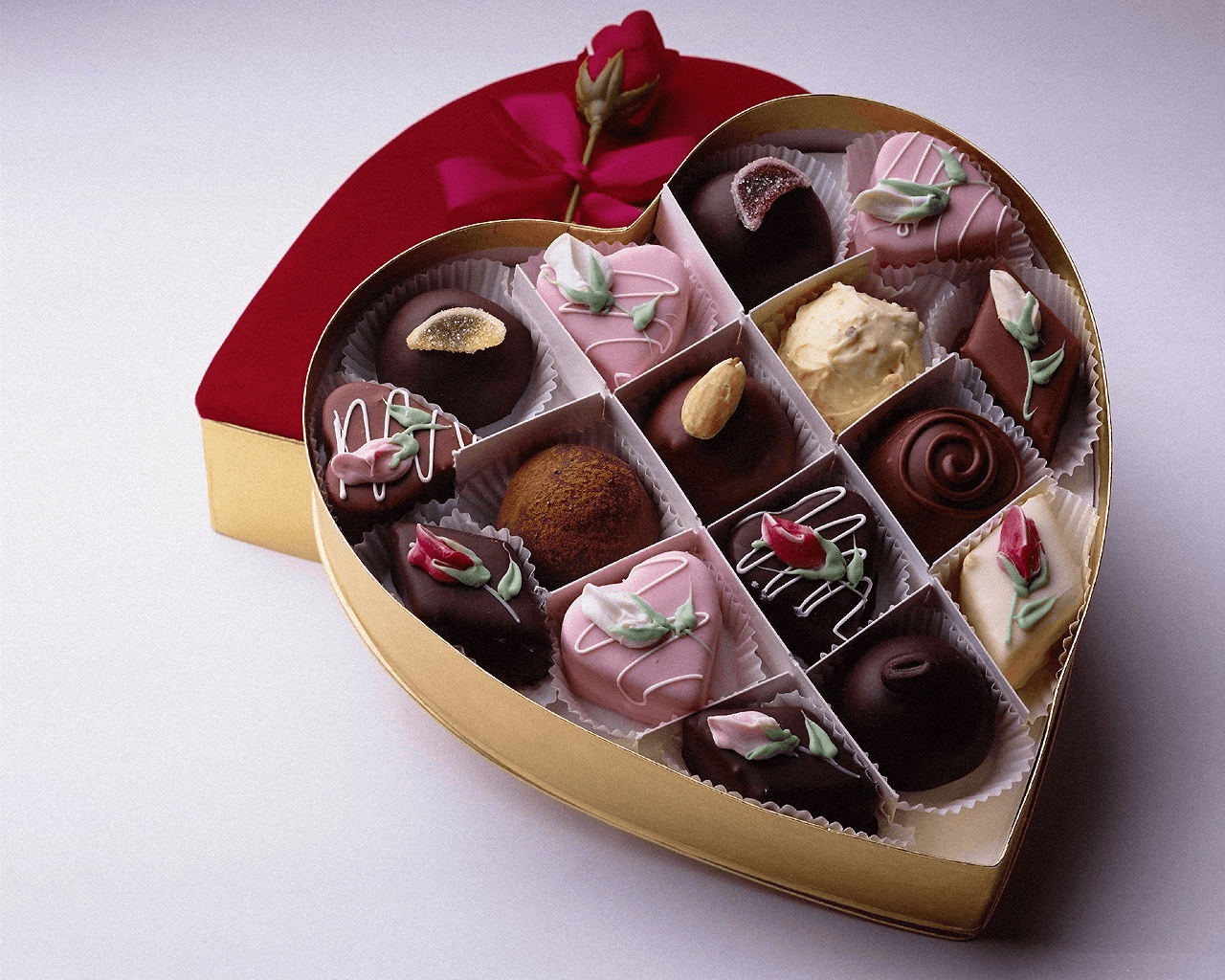 Сладкие подарки на вайлдберриз. Конфеты в красивой коробке. Красивая коробка конфет. Красивые конфеты в подарок. Шоколадные конфеты в подарок.