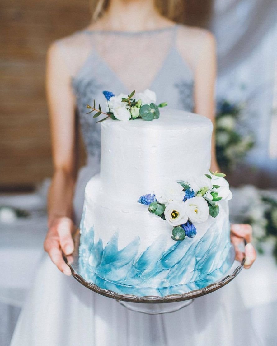 Свадебный торт в голубых тонах с живыми цветами