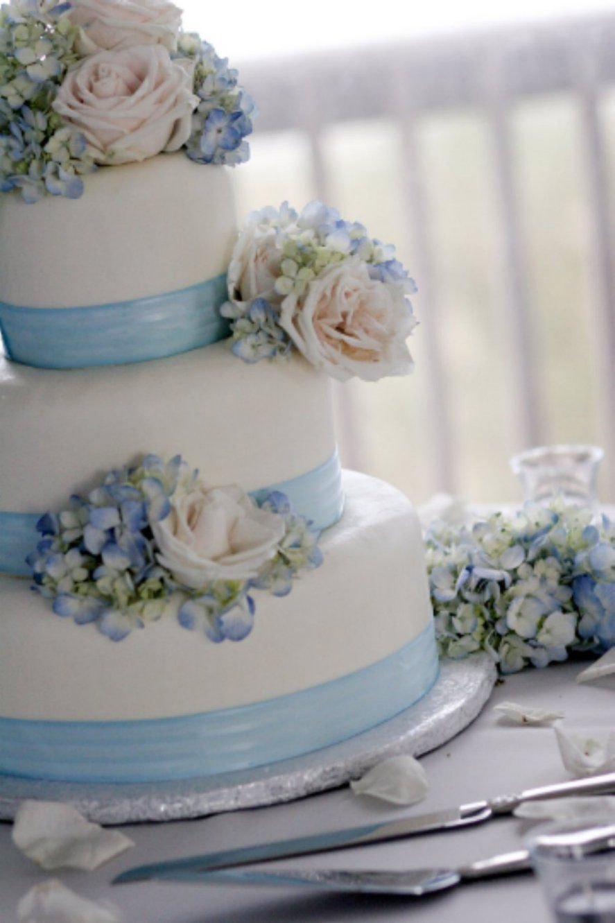 Свадебный торт с голубым декором