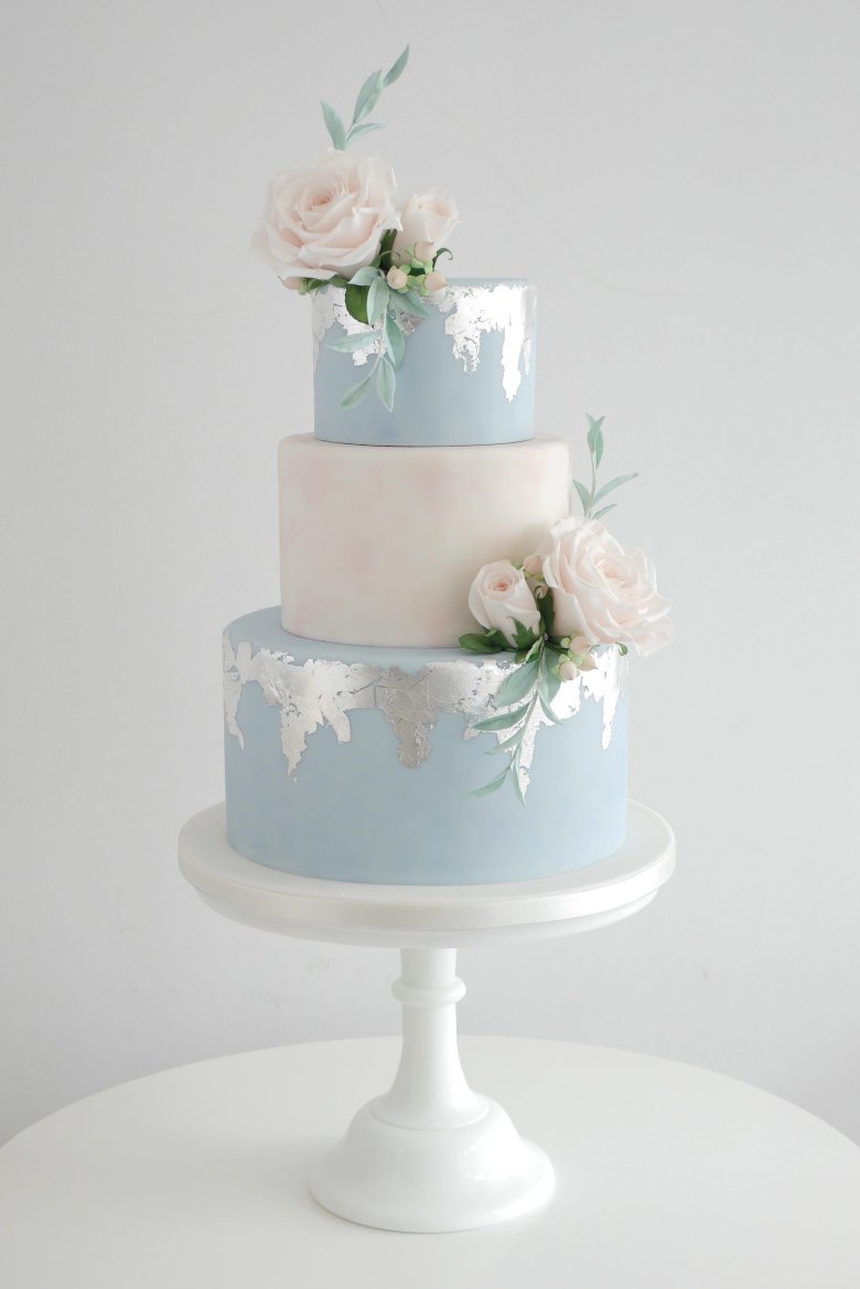 Свадебный торт с голубым декором