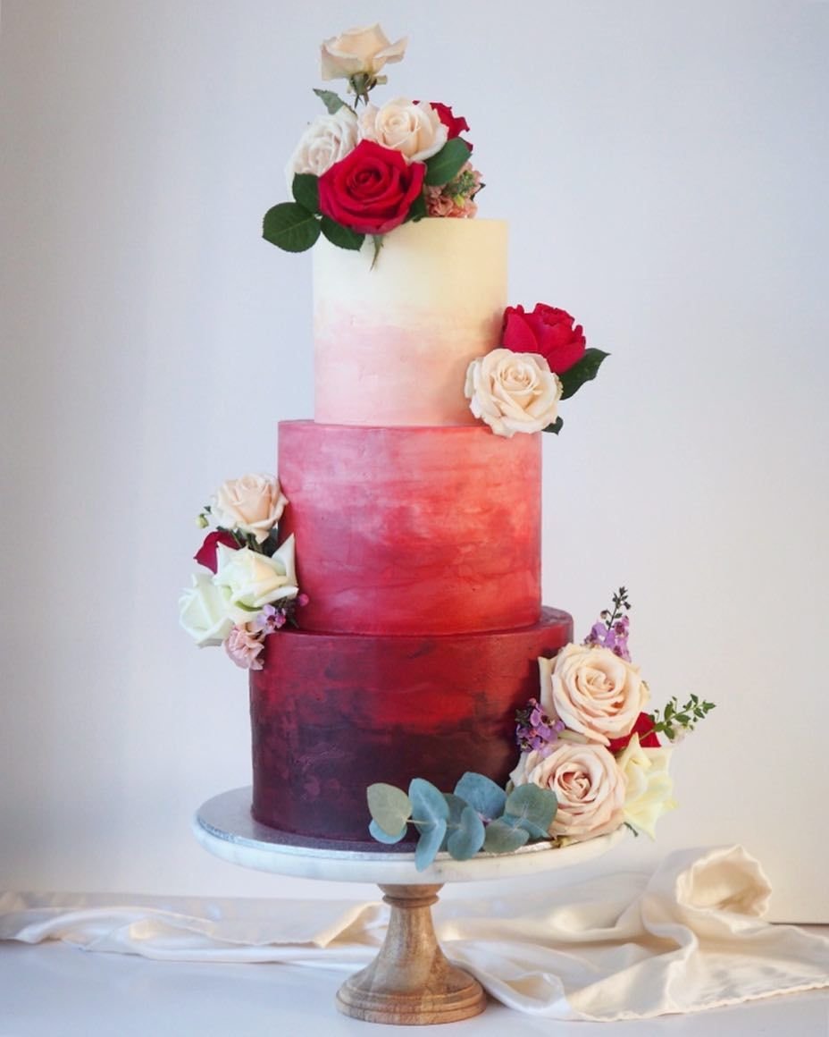 Свадебный торт красный градиент
