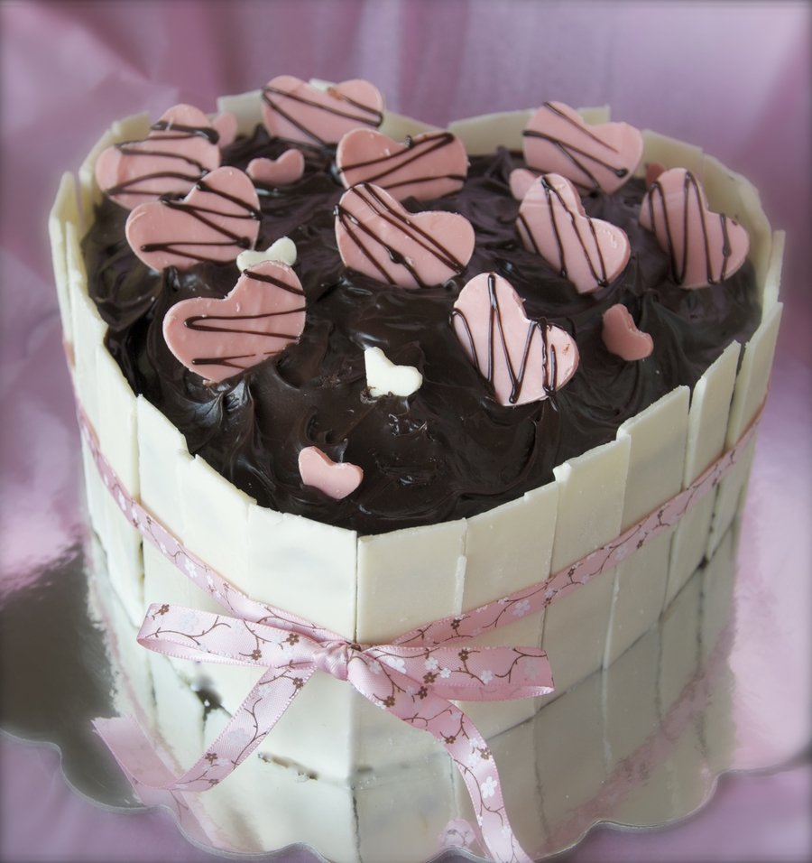 Декор торта с шоколадными сердечками
