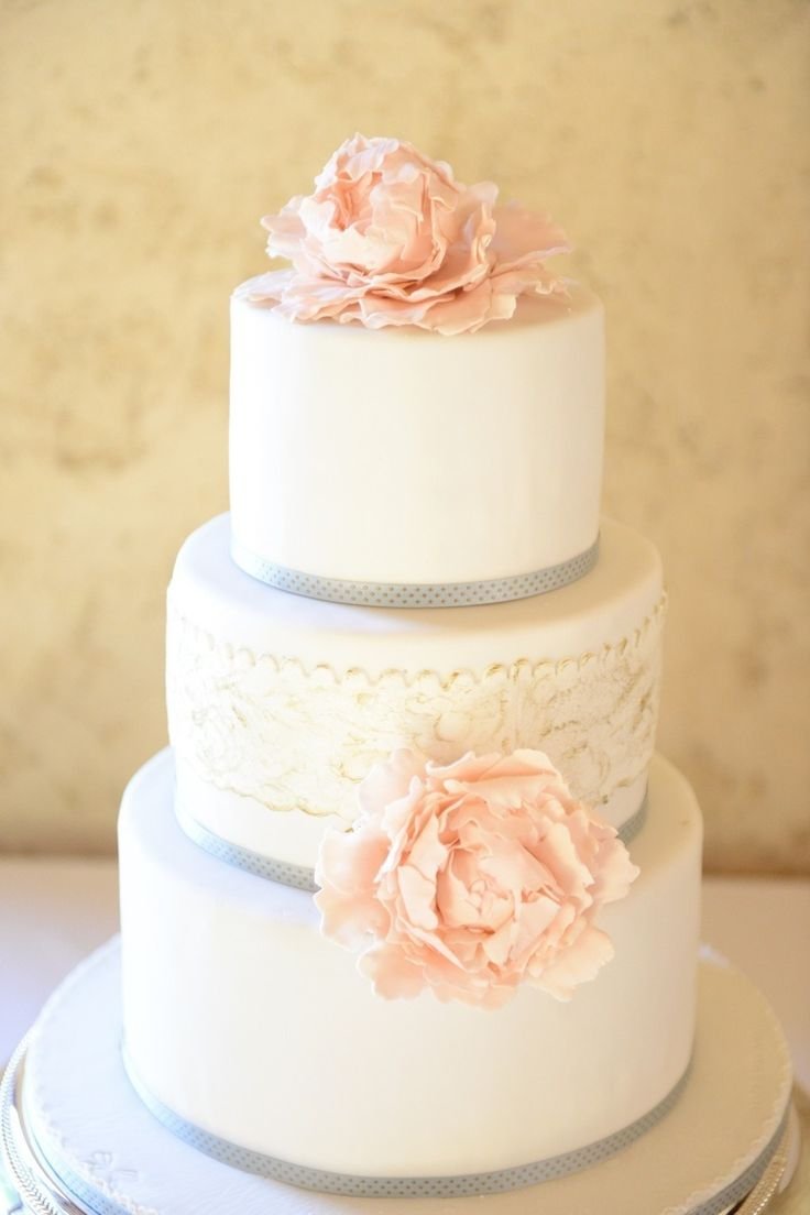 Торт с розами персикового цвета
