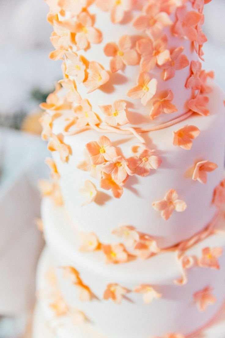 Свадебный торт персиковый