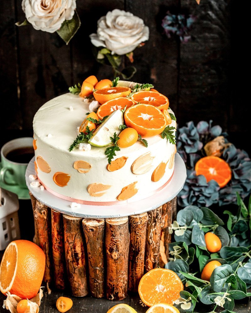 Голый торт украшенный апельсинами