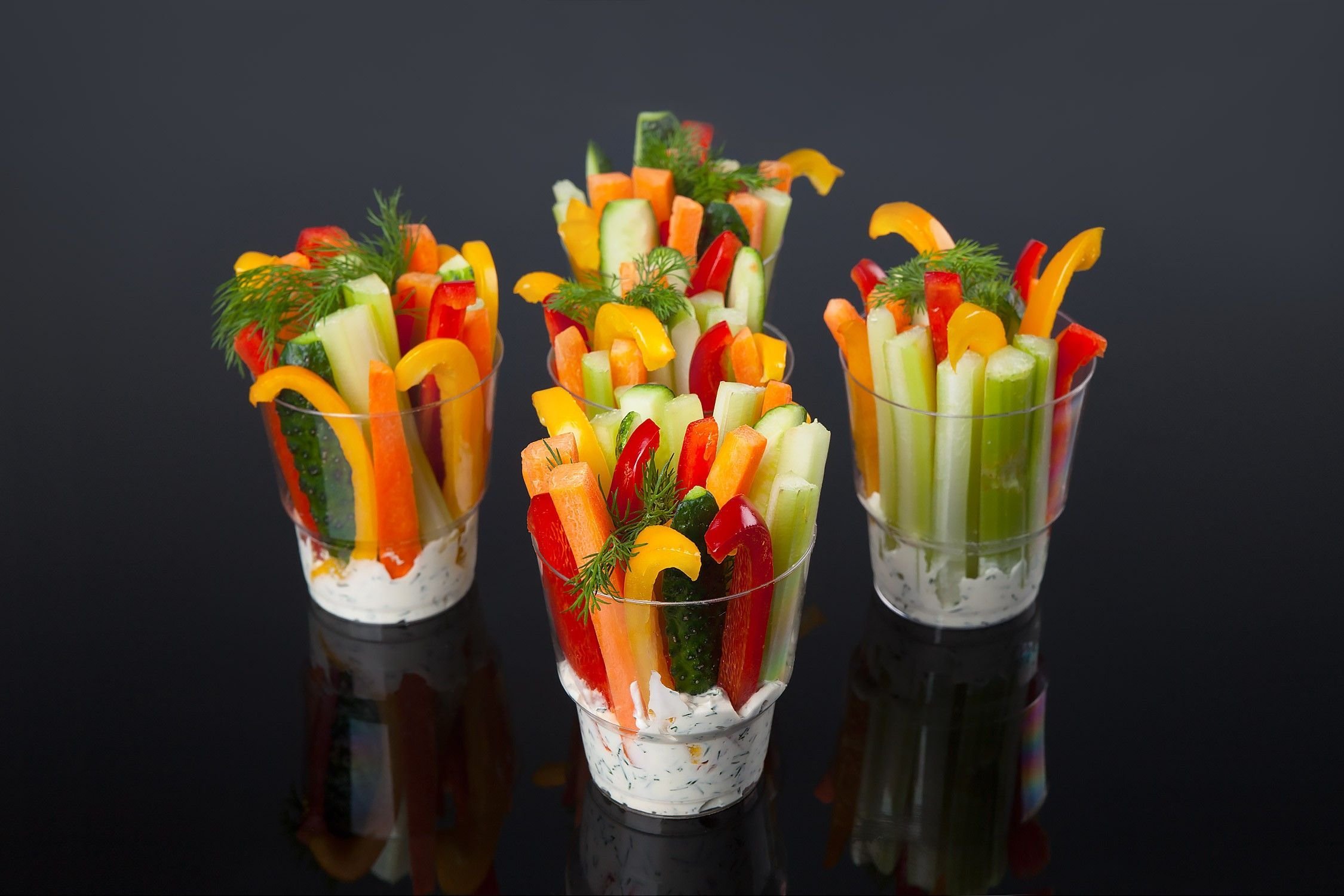 Овощное крудите. Крудите овощные палочки. Овощные палочки крудите с соусом. Овощи в стаканчике для фуршета. Фруктовые стаканчики