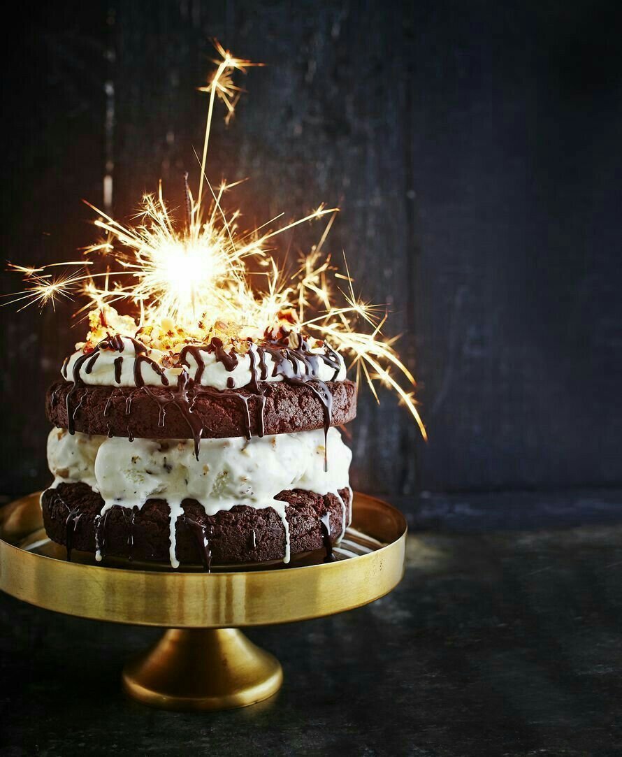Шоколадный торт со свечами