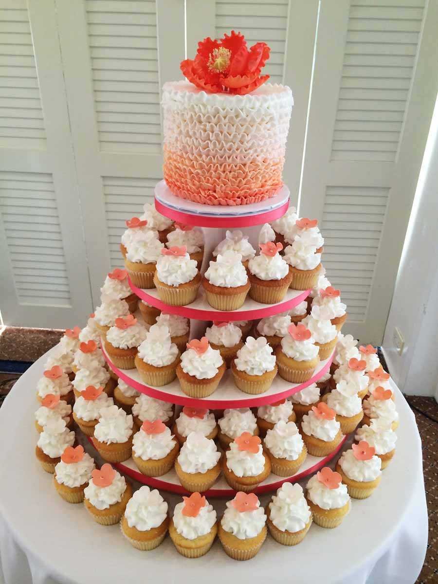 Свадебный торт в оранжевом цвете с капкейками