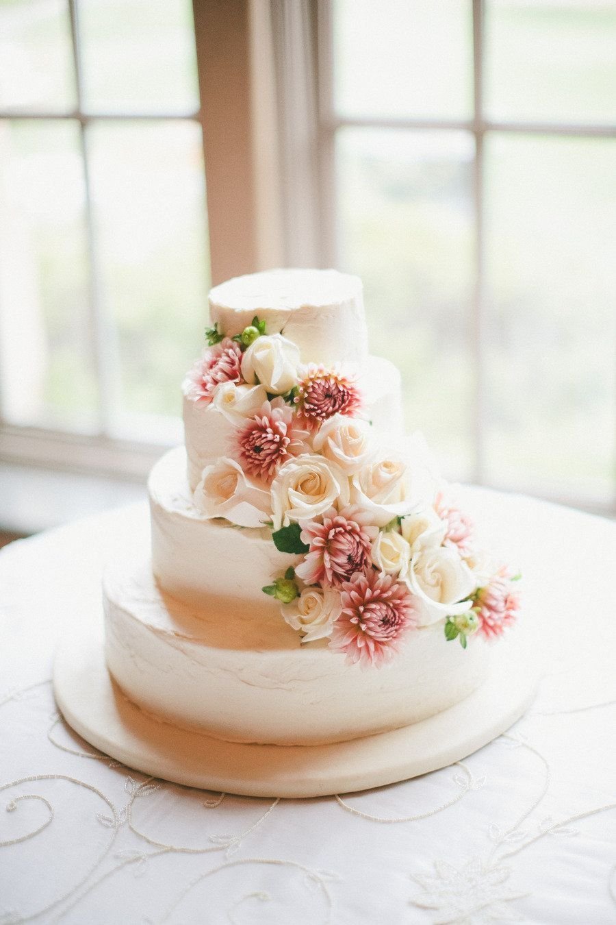 Свадебный торт в бежевых тонах с цветами