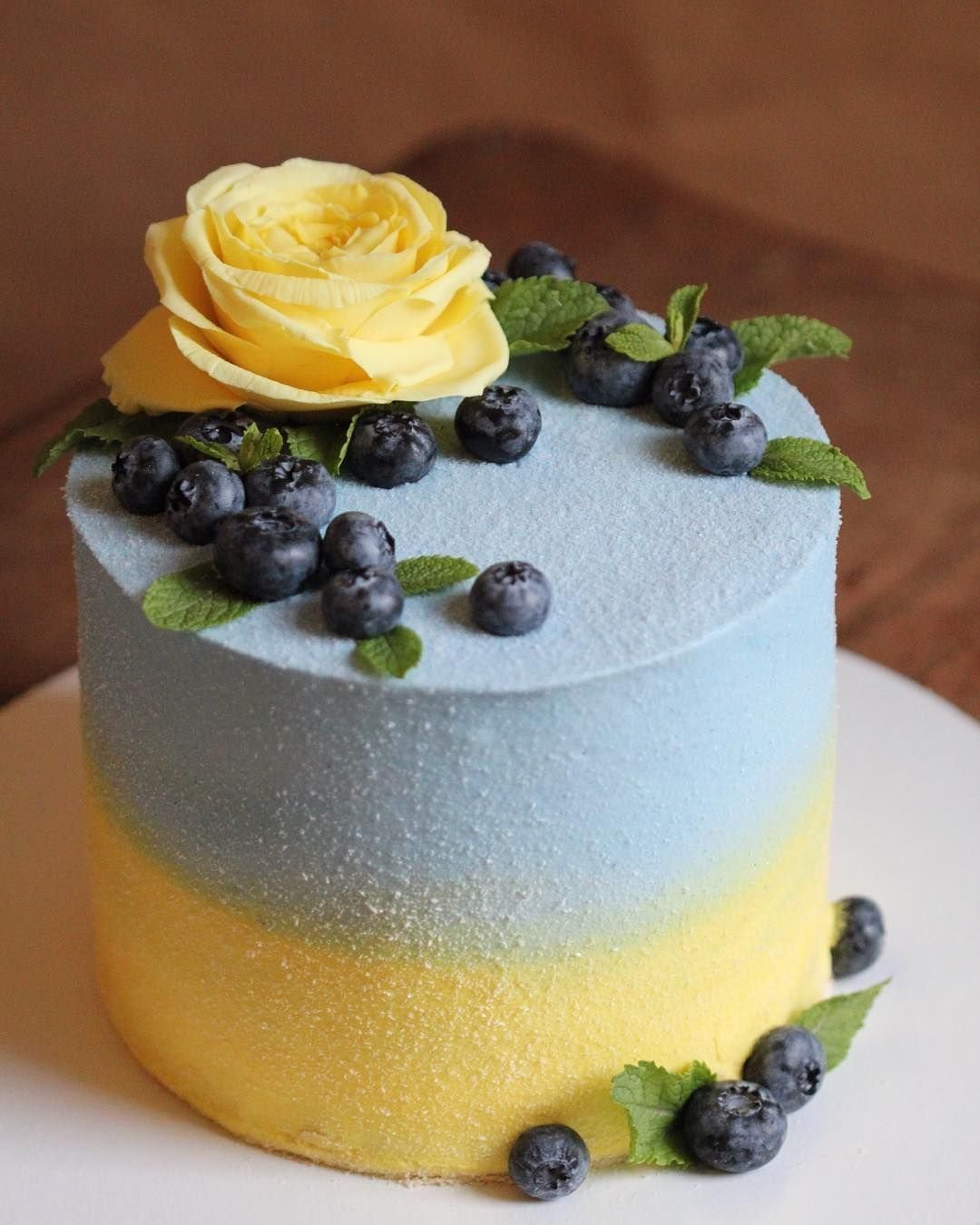 Украшение торта лимоном и голубикой - 30 фото