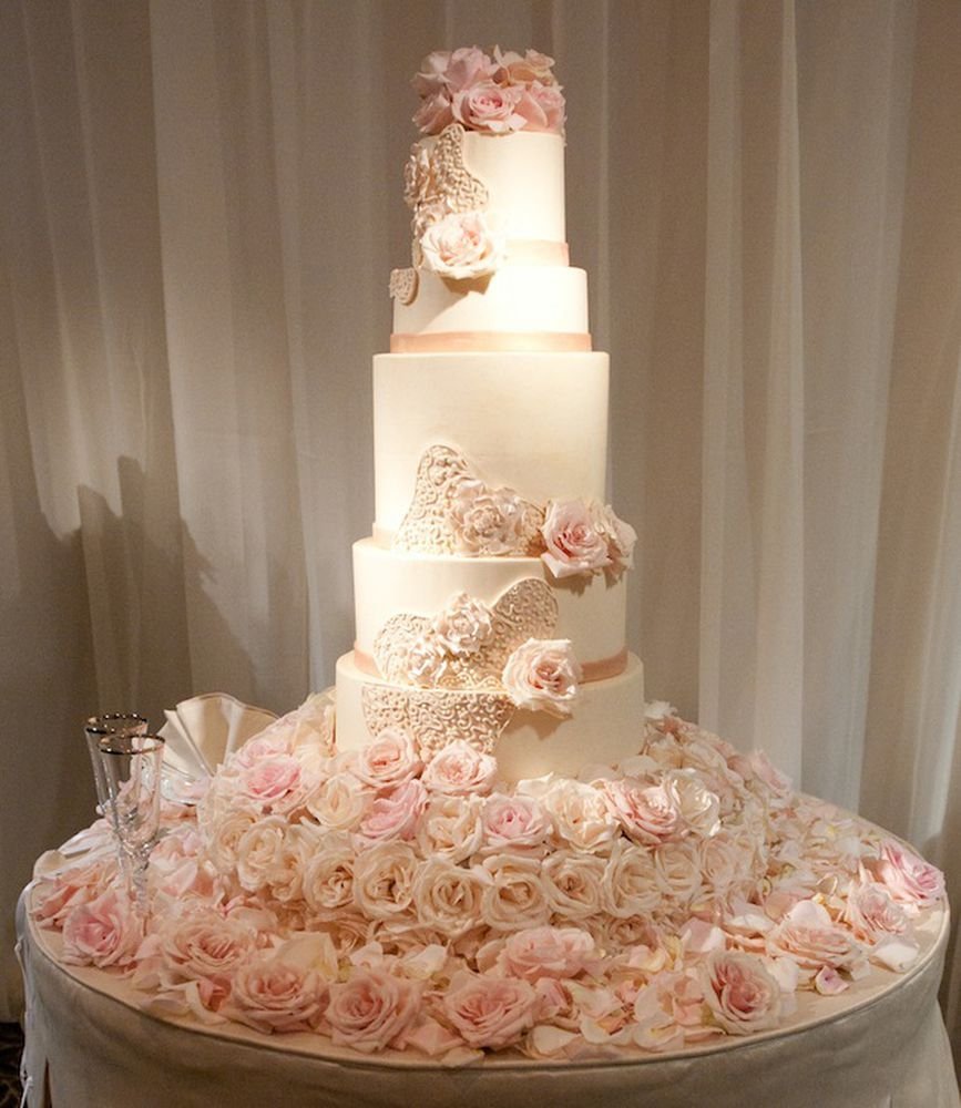 Свадебный торт с цветами огромный