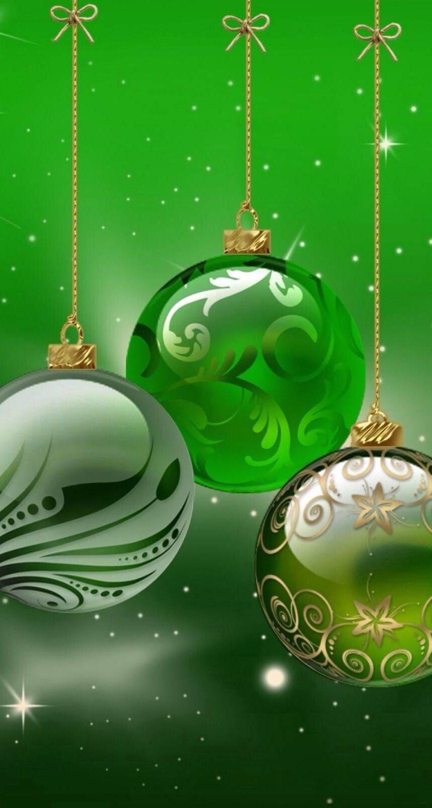 Новогодние шары на зеленом фоне