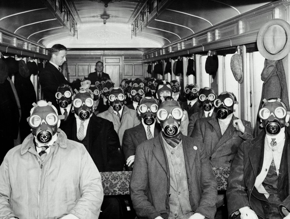 Много людей в противогазах