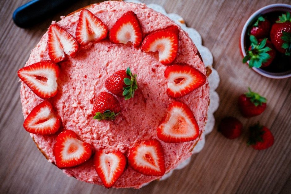 Торт из коржей с клубникой