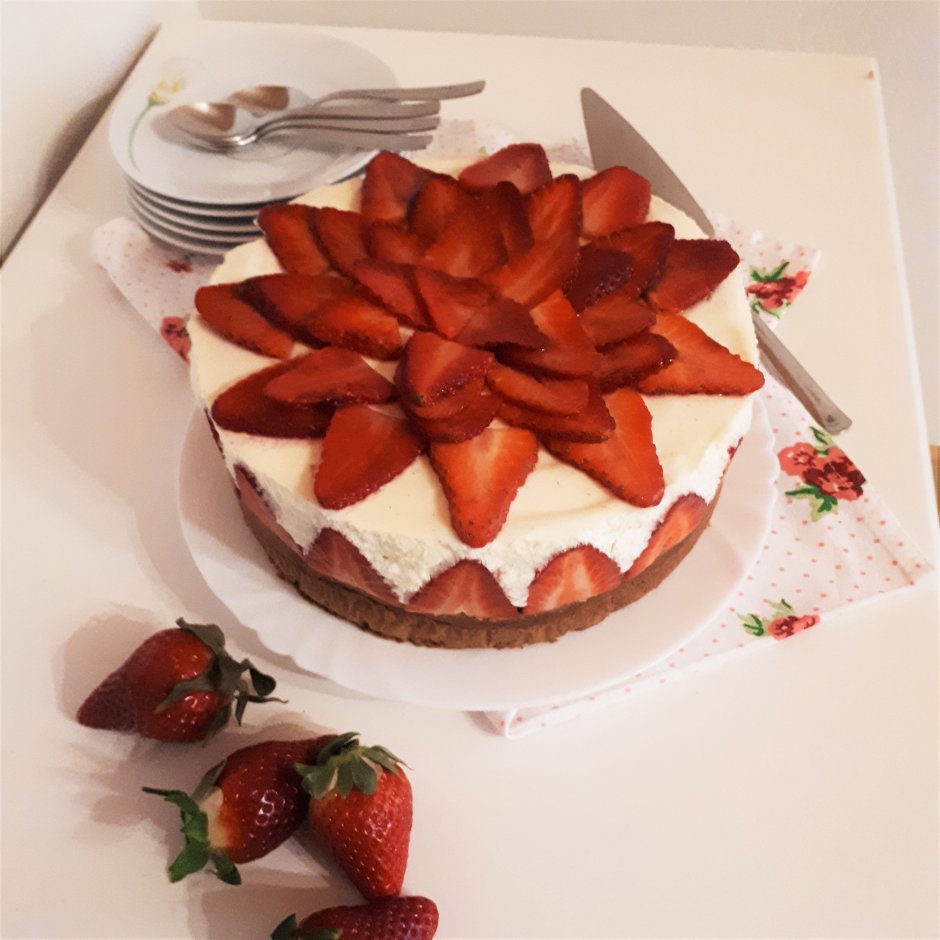 Торт с кремом из маскарпоне и клубникой