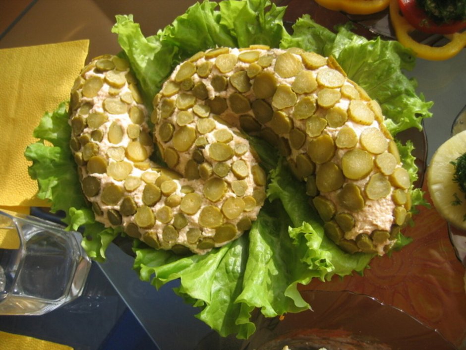 Салат праздничный змейка
