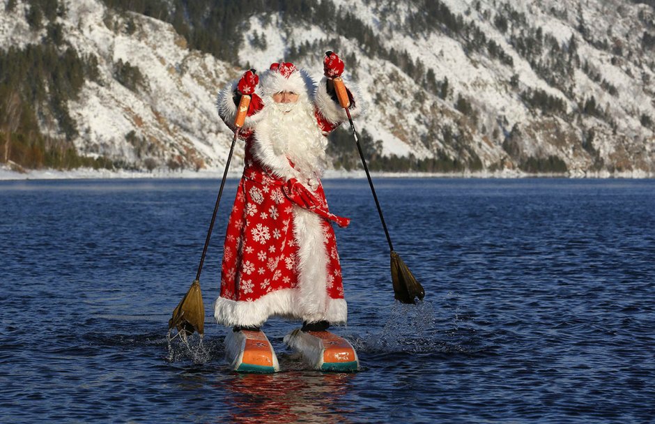 Дед Мороз на лыжах