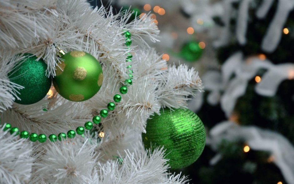 Новогодняя елка зеленые украшения