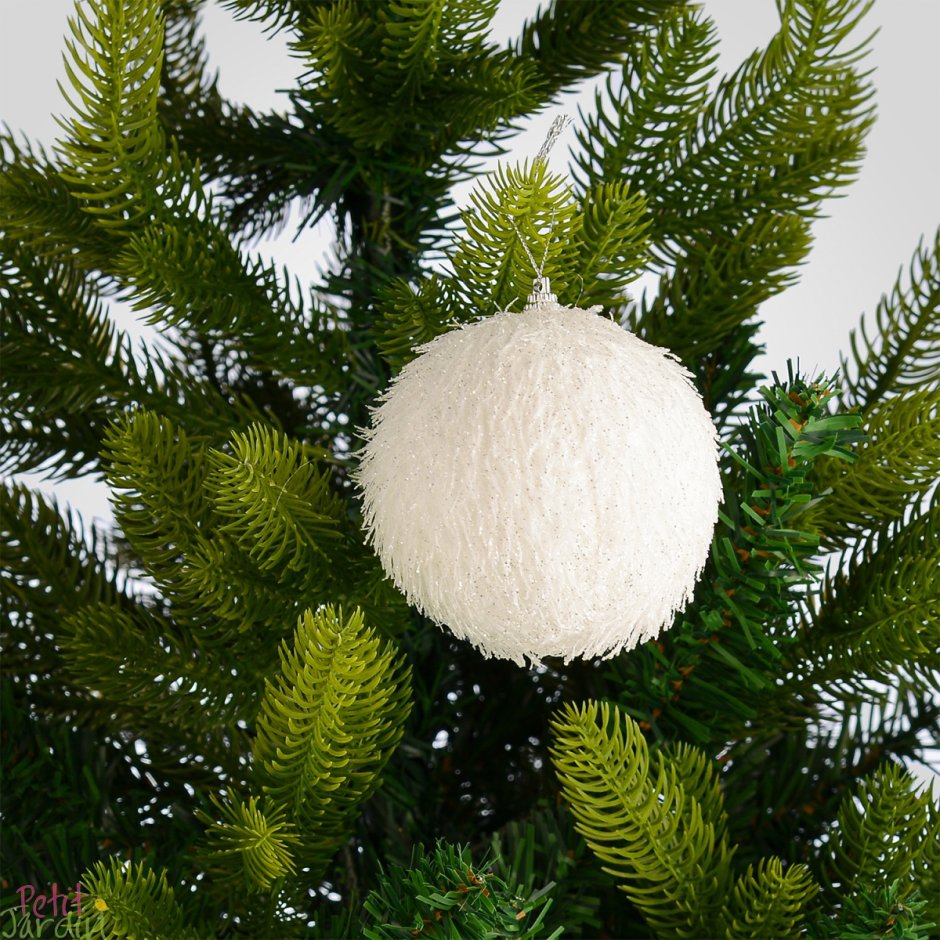 Белые шары на елку
