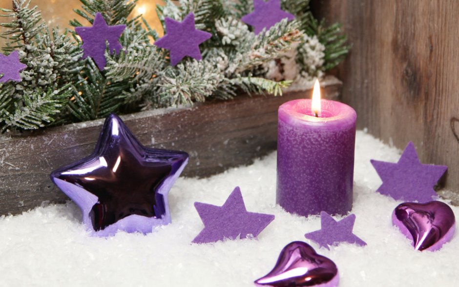 Фиолетовые новогодние свечи