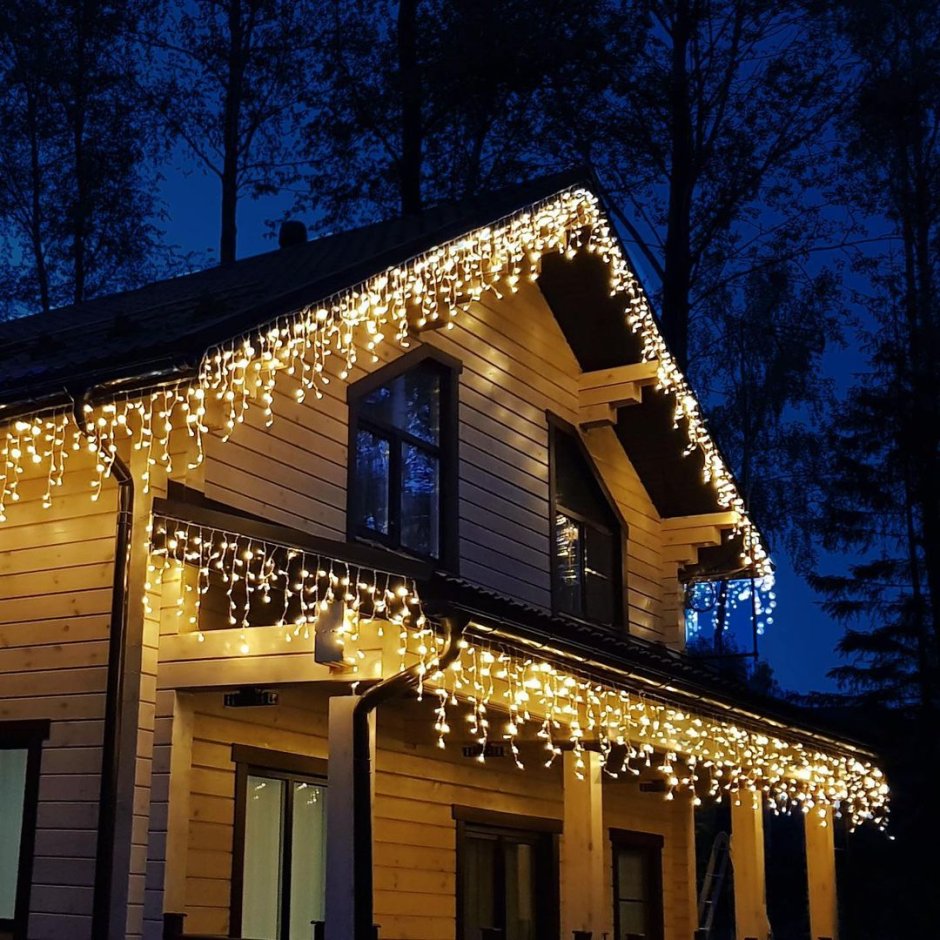 Новогоднее освещение крыши дома