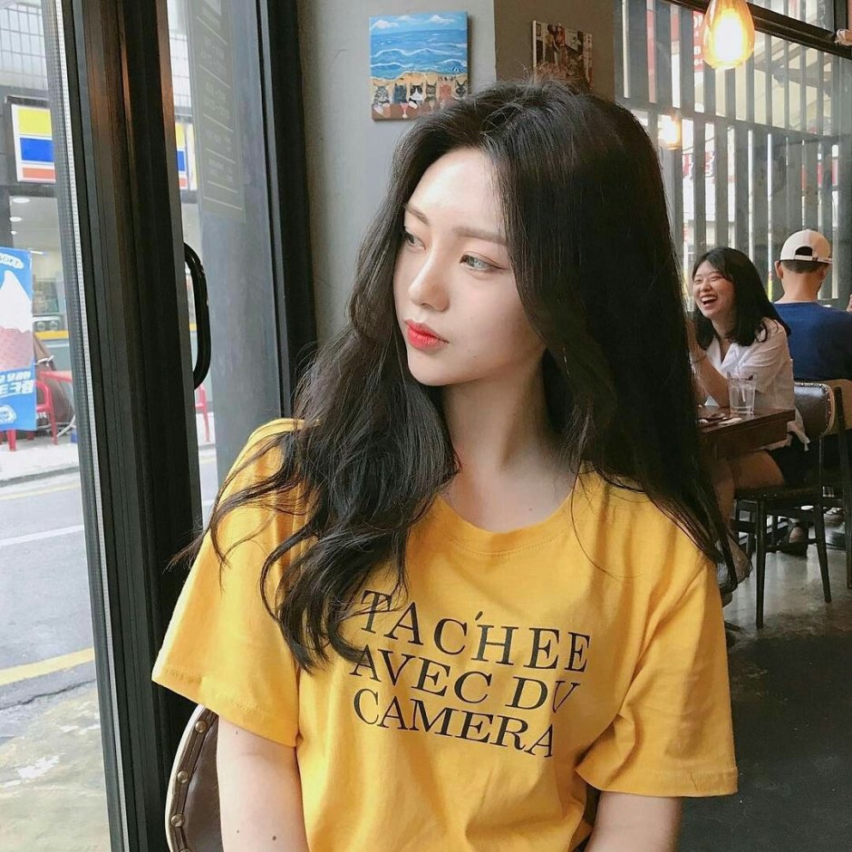 Корейская девушка с жёлтыми волосами
