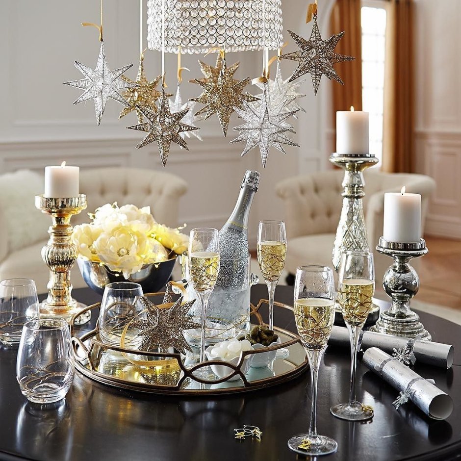 Декор на стол к новому году в цвете серебро желтый