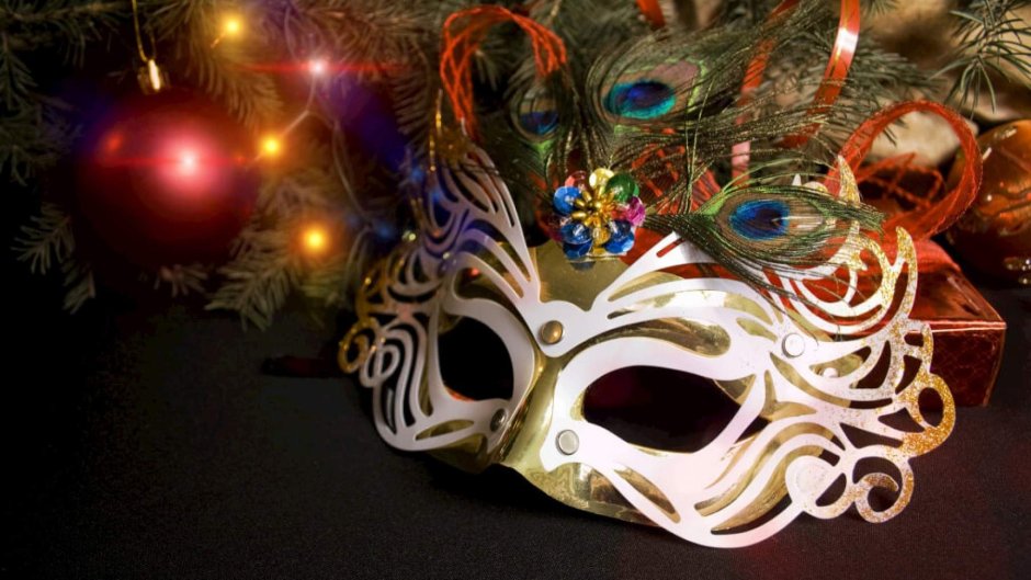 Карнавальная маска на новогодней елке