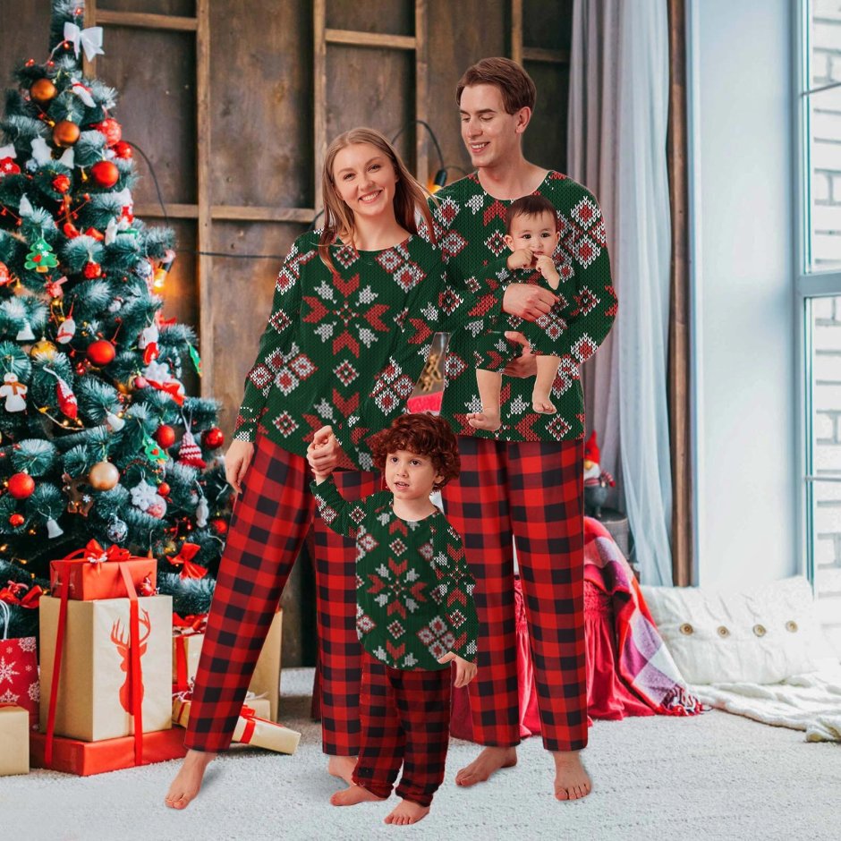Комплект новогодних пижам для всей семьи