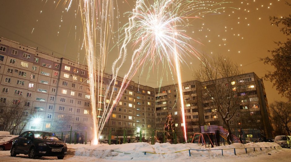 Новогодний салют во дворе дома