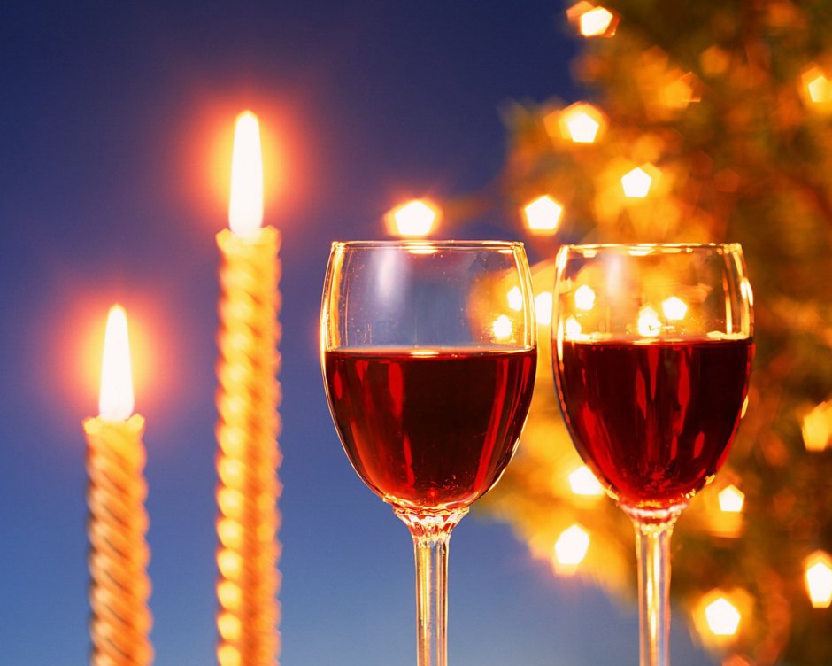 Фужеры с вином и свечи