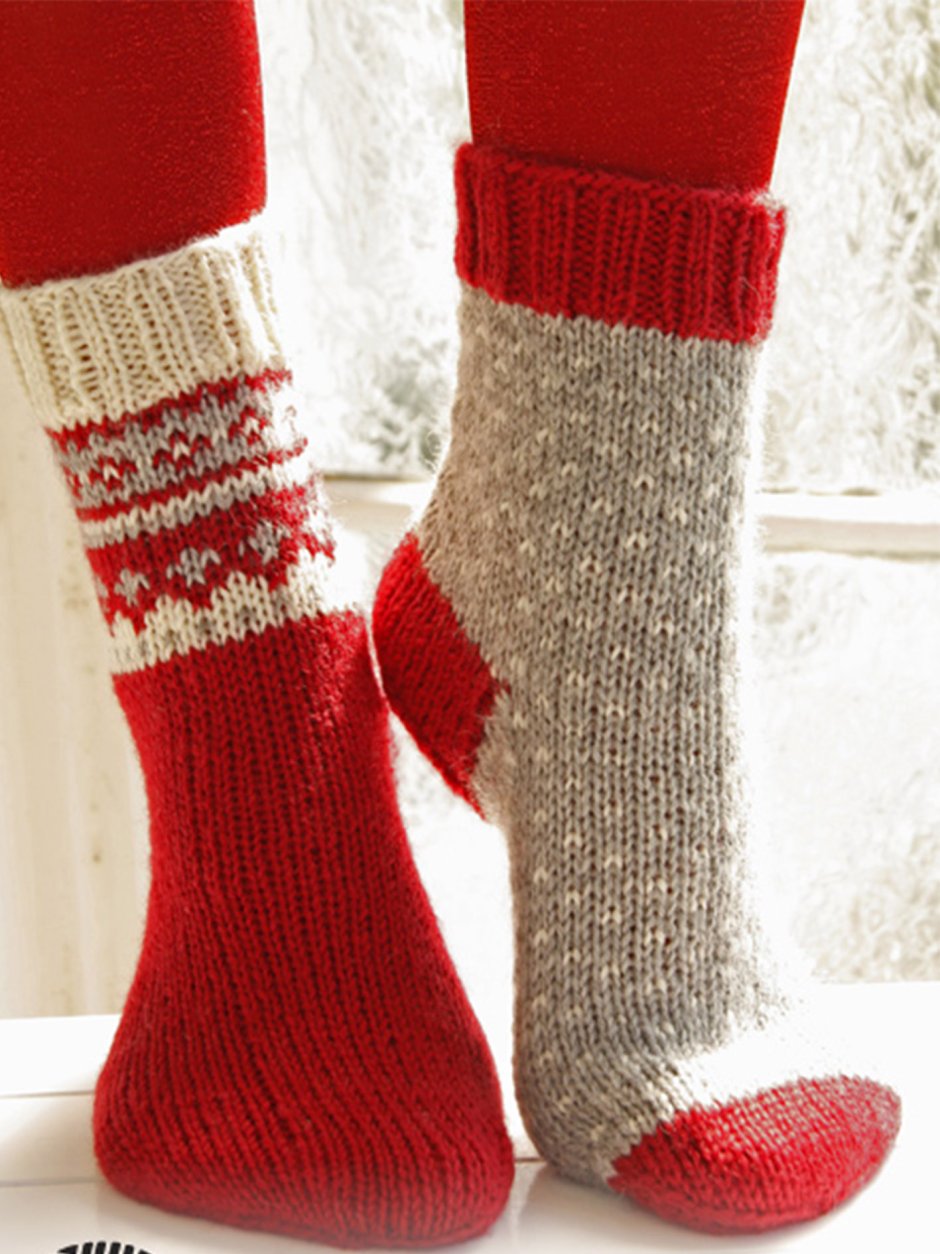 Вязаные новогодние носки спицами
