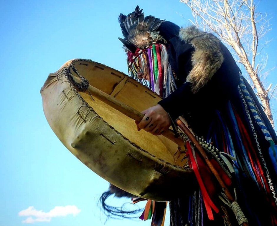 Алтайский шаман камлает