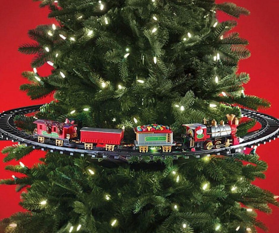Новогодняя елка с железной дорогой
