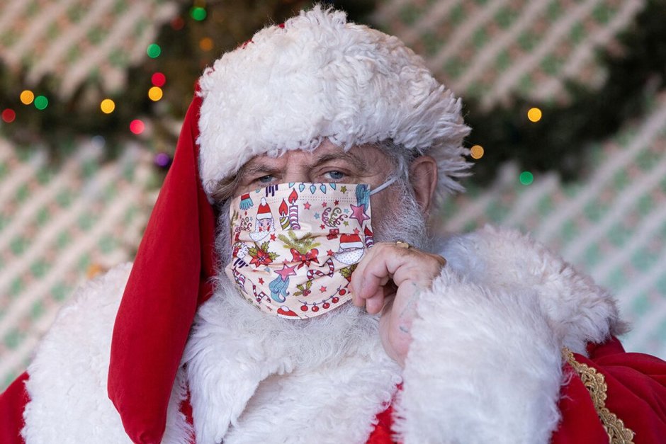 Дед Мороз в маске медицинской