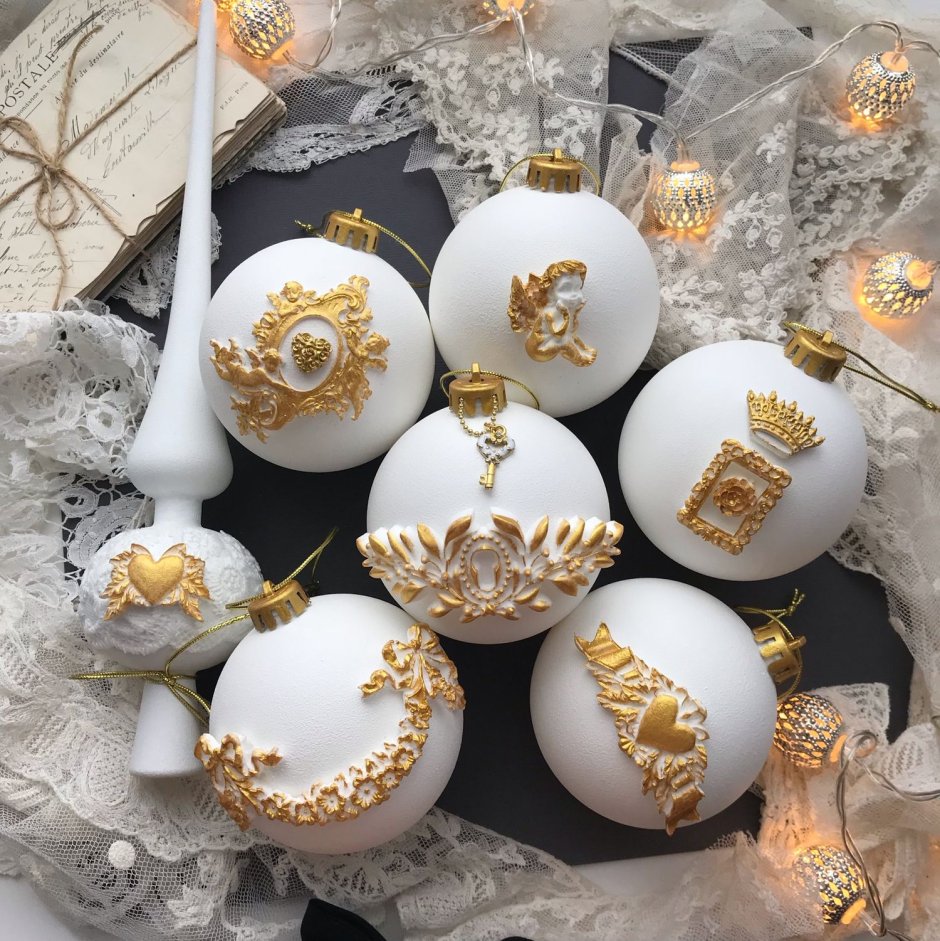 Бело-золотой набор елочных шаров