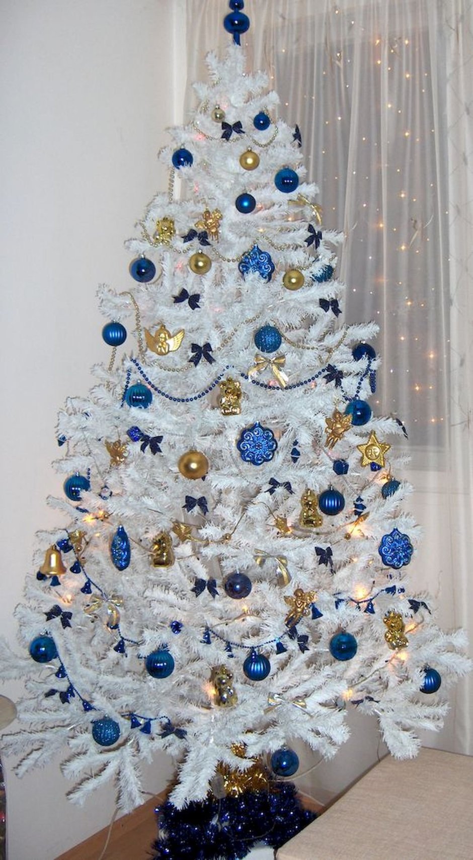 Белая елка искусственная с синими шарами
