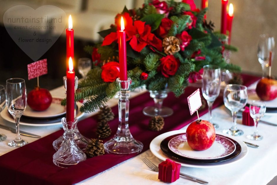 Новогодний декор стола красный