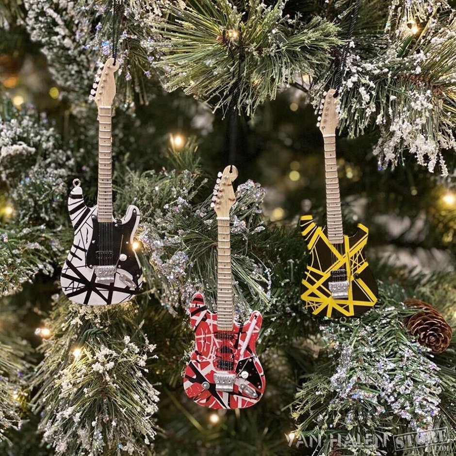 Новогодняя елка и гитара