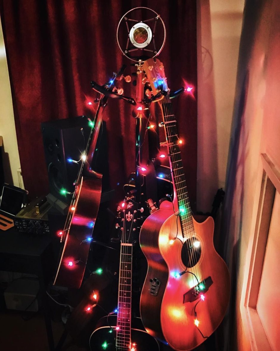 Новогодняя елка и гитара