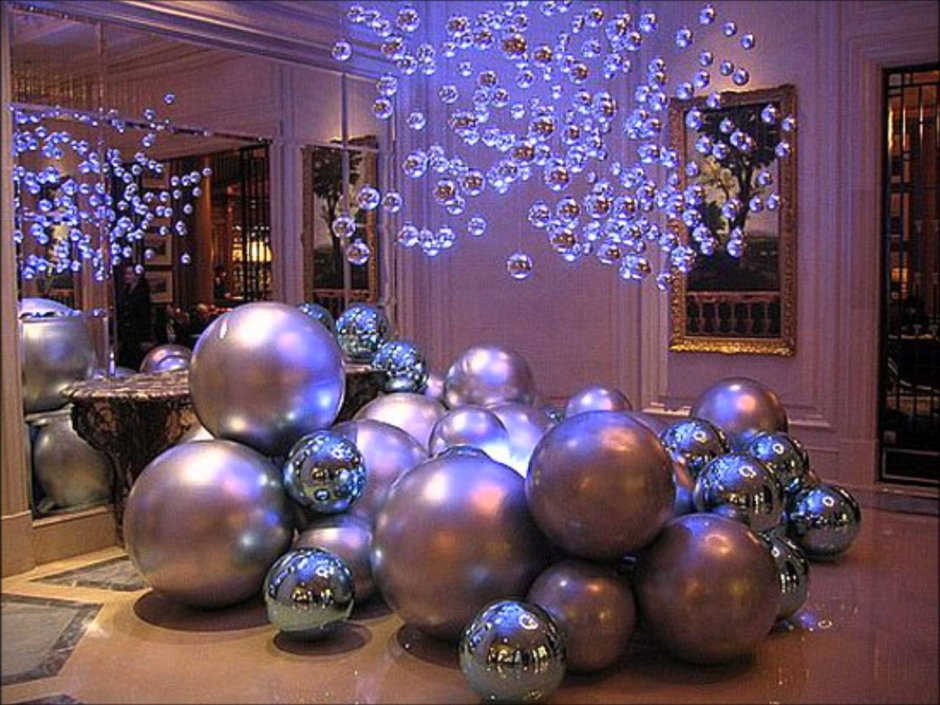 Новогодний декор елочными шарами