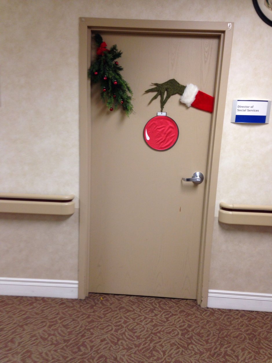 Новогоднее украшение дверей кабинетов