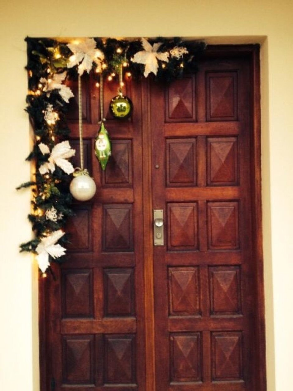 Новогоднее украшение дверного проема