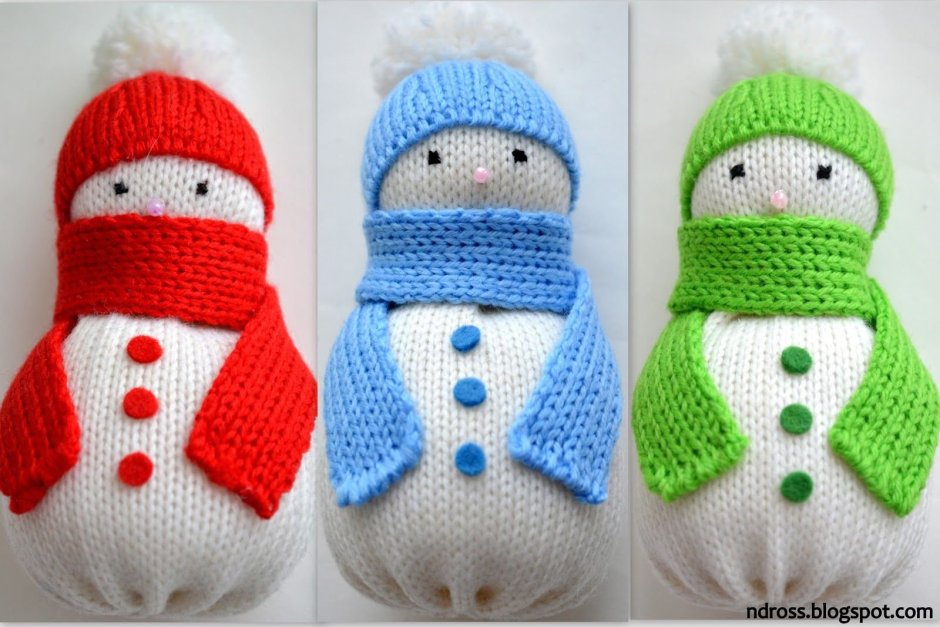 Снеговик в вязаной шапке